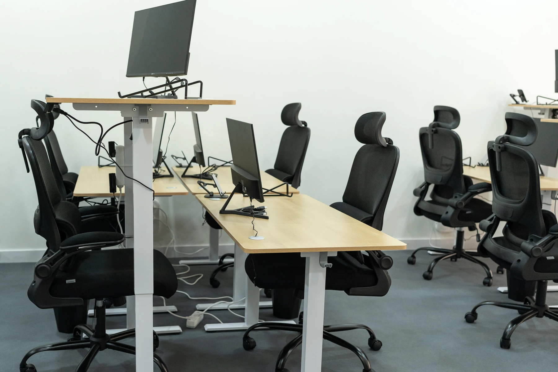 Fila de mesas elevables con monitor