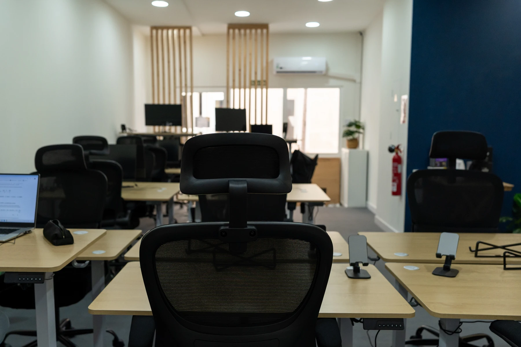 Sala de coworking amplia con luz natural